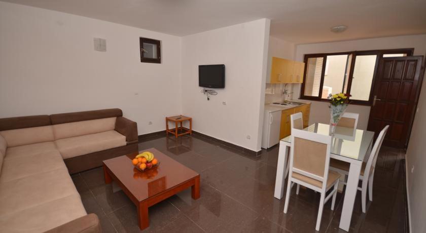 Apartments Minja S Petrovac Luaran gambar